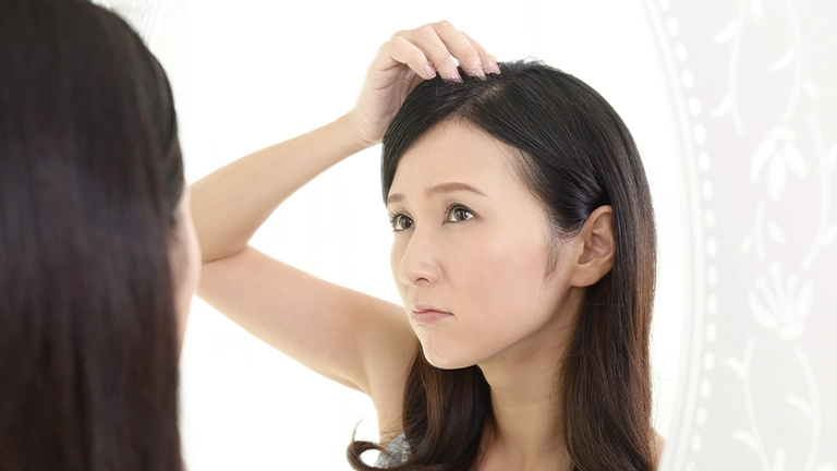 分け目が目立つ、トップがぺたんこ…髪の老化サインを防ぐ生活習慣と漢方薬